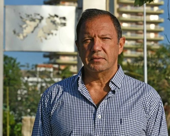 Otro DT que se va de Guaraní: “La parte económica influye mucho” la explicación del vicepresidente El vicepresidente de Guaraní Antonio Franco, Juan Nazer, habló sobre la salida de otro entrenador, la crisis deportiva del club, la reorganización institucional y el futuro del equipo franjeado. También confirmó que Ezequiel Brzozowski dirigirá hasta el final del torneo.