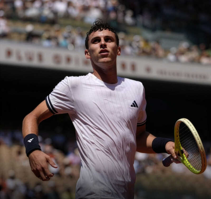 Juan Manuel Cerúndolo protagonizó el batacazo del año al eliminar al número 1 del mundo, Jannik Sinner, y avanzar por primera vez a tercera ronda de Roland Garros.