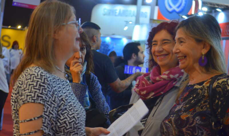 Silvia Hedman presentó “Memorias del Silencio” en la Feria del Libro 4 La autora misionera junto a su profesora del taller de poesia Estela Zanlungo y amigas - 3