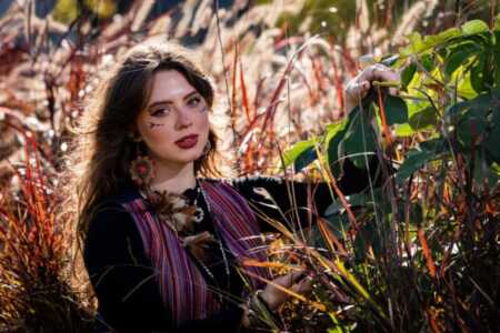 La joven cantora misionera recorre la provincia con “Plenilunio”, un espectáculo que fusiona folklore argentino, música latinoamericana e identidad cultural.