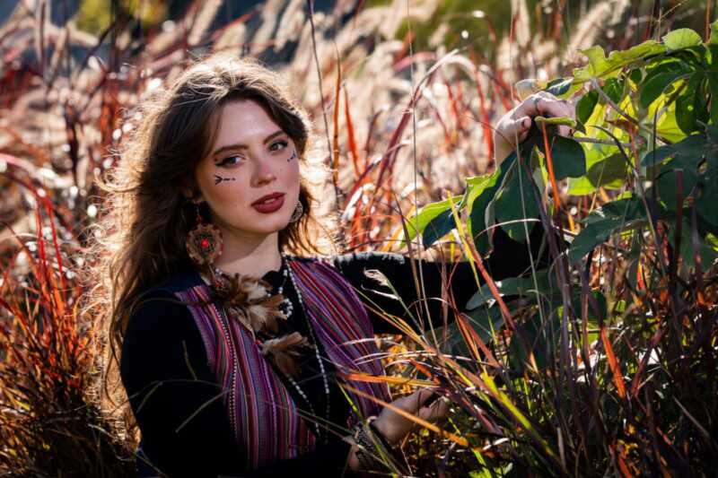 La joven cantora misionera recorre la provincia con “Plenilunio”, un espectáculo que fusiona folklore argentino, música latinoamericana e identidad cultural.