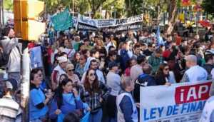 “Tengo 65 años y nunca había visto una marcha de los endeudados”: alerta por el drama de las familias Marcha