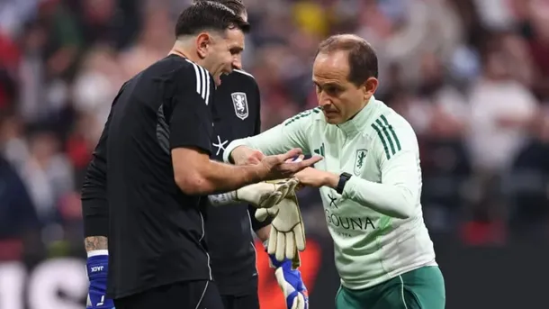 Dibu Martínez sufrió una fractura en la mano y será baja en los amistosos de la Selección Martínez
