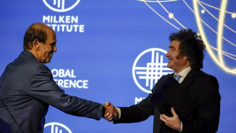 Javier Milei cerró su gira en Estados Unidos y aseguró que “el sueño americano está renaciendo” Javier Milei cerró su gira en Estados Unidos con un discurso ante empresarios e inversores en el Instituto Milken de Los Ángeles.