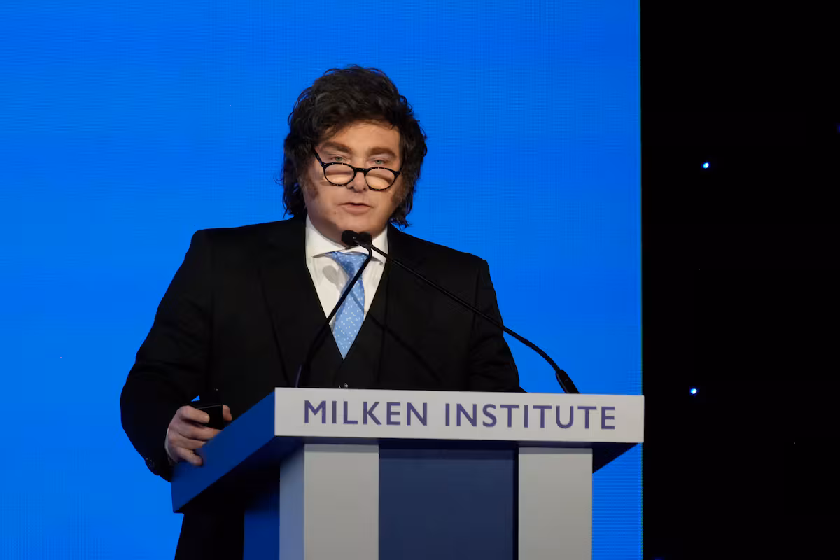 Javier Milei cerró su gira en Estados Unidos y aseguró que “el sueño americano está renaciendo” 1 Durante su exposición en Los Ángeles, Javier Milei defendió el modelo económico libertario y volvió a impulsar un acuerdo de libre comercio con Estados Unidos.