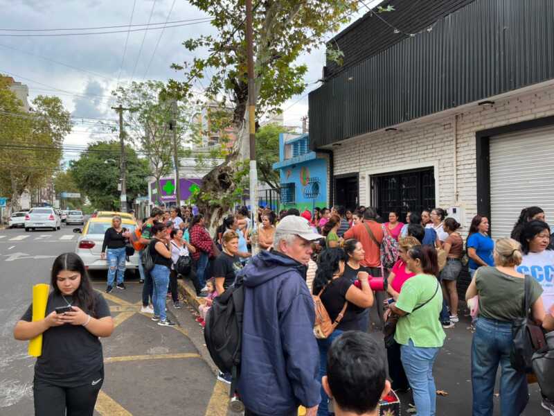 Organizaciones sociales y sindicales se concentraron frente a ANSES Posadas en reclamo de trabajo, alimentos y actualización del salario social.