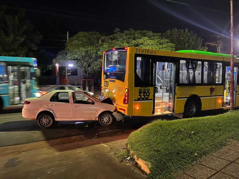 Choque entre un auto y un colectivo en Posadas dejó un hombre herido POLICIALALAS - 1