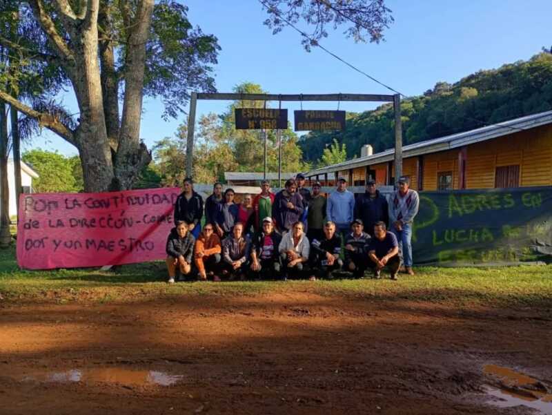 Padres del paraje Barbacuá reclaman la continuidad de la directora y exigen más docentes y un comedor para la escuela rural.