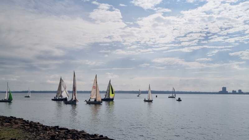 Regata sobre el Paraná: el Liceo Naval Storni celebró el Día de la Armada en Posadas 1 Paraná