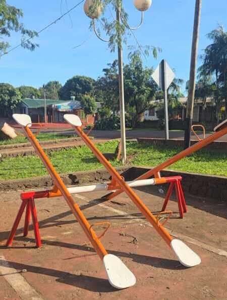 Leandro N. Alem puso en valor la plaza Emanuel con nuevas mejoras en iluminación y juegos 1 El municipio de Leandro N. Alem recuperó un espacio clave para la vida comunitaria del barrio Jannsen.