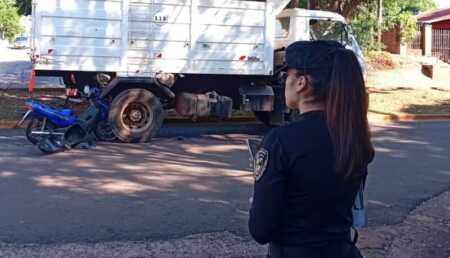 Motociclista chocó contra un camión estacionado en Posadas Posadas