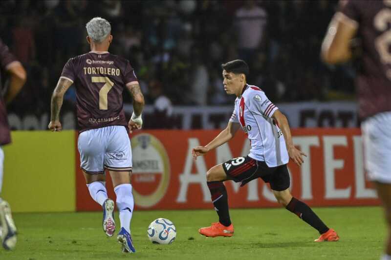 River ganó un partidazo en Venezuela y quedó a un paso de la clasificación 5 River derrotó 2-1 a Carabobo en Venezuela con un gol agónico de Maximiliano Salas y quedó a un paso de la clasificación en la Copa Sudamericana 2026. Hubo expulsados, polémicas y un final épico.