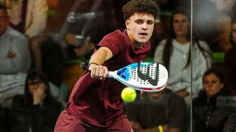 Santino Contreras hizo historia en España y se consagró campeón del FIP Bronze de Lanzarote 3 Santino Contreras se consagró campeón del FIP Bronze de Lanzarote en España. El misionero de 16 años logró su primer título en Europa y el segundo de su carrera profesional.