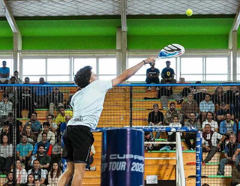 Santino Contreras hizo historia en España y se consagró campeón del FIP Bronze de Lanzarote 2 Santino Contreras se consagró campeón del FIP Bronze de Lanzarote en España. El misionero de 16 años logró su primer título en Europa y el segundo de su carrera profesional.