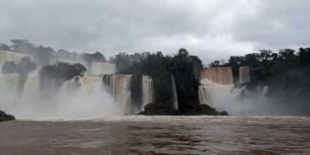 El río Iguazú aumentó su caudal y tiñó de rojo las Cataratas tras las lluvias en Brasil Cataratas