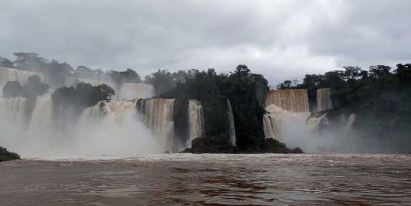 El río Iguazú aumentó su caudal y tiñó de rojo las Cataratas tras las lluvias en Brasil Cataratas