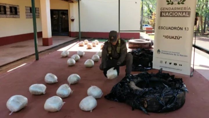 Iguazú: Gendarmería decomisó millonario cargamento de marihuana oculto en neumáticos para encomienda 5 WhatsApp Image 2026 05 05 at 20.31.43 2 - 4
