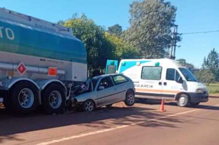 Siniestro vial en Alem: un auto chocó contra un camión cisterna estacionado WhatsApp Image 2026 05 12 at 17.48.27 e1778619402919 - 5