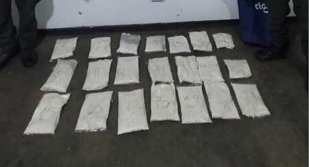Gendarmería secuestró 18 kilos de cocaína ocultos en un camión sobre la Ruta 12 Gendarmería secuestró 18 kilos de cocaína