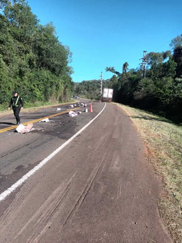 Choque y fuga en Capioví: un camión perdió parte de su cargamento de vinos 3 WhatsApp Image 2026 05 19 at 17.17.23 - 2