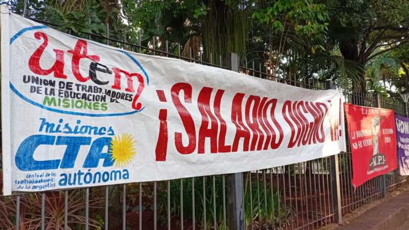 Docentes marchan en Posadas