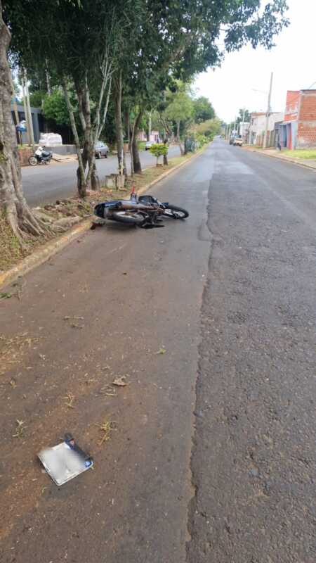 Choque contra un árbol en Posadas: dos motociclistas terminaron heridos