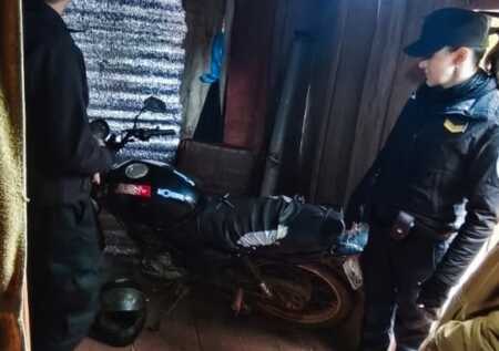 Asaltaron a un motociclista con un machete en San Vicente: detuvieron a uno de los acusados y recuperaron lo robado Asaltaron a un motociclista con un machete en San Vicente