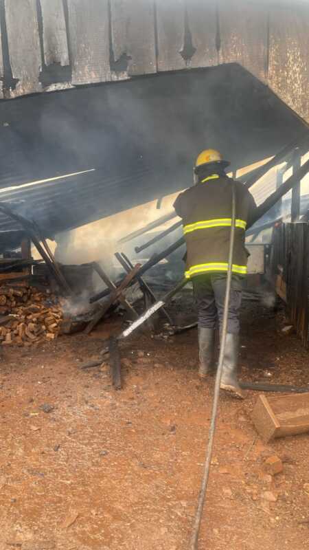 Incendio en Panambí consumió un galpón de madera y no dejó heridos 2 Un incendio consumió un galpón en Panambí y movilizó a bomberos de la región