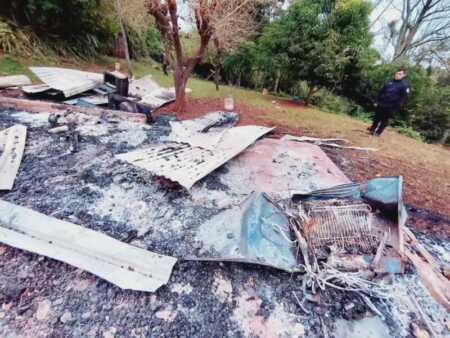 Una falla eléctrica provocó el incendio total de una casa en Apóstoles WhatsApp Image 2026 05 27 at 18.26.50000 - 3