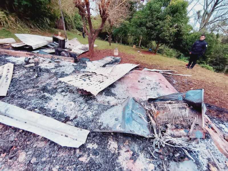 Una falla eléctrica provocó el incendio total de una casa en Apóstoles WhatsApp Image 2026 05 27 at 18.26.50000 - 1