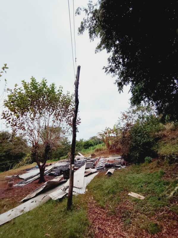 Una falla eléctrica provocó el incendio total de una casa en Apóstoles 2 Incendio total en Apóstoles: investigan una falla eléctrica como causa del siniestro