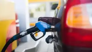 La medida, oficializada mediante el Decreto 693/2026, modifica el esquema de actualización de los impuestos que inciden en el valor de la nafta y el gasoil.