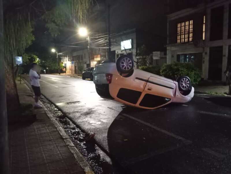 Con 2,17 g/l de alcohol, chocó un auto estacionado y terminó volcado en pleno centro alcohol
