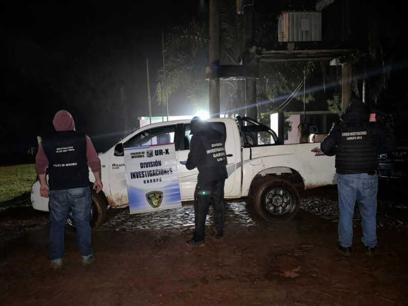 Investigan una banda dedicada al robo de camionetas en Misiones: recuperaron dos Toyota Hilux ocultas en zonas de monte 1 Efectivos de distintas brigadas investigativas participaron del rastrillaje que permitió recuperar los rodados robados.