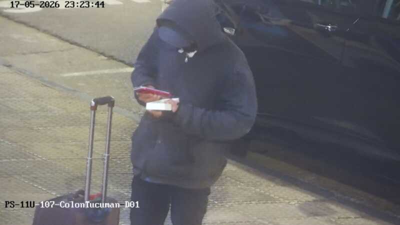 Simulaba ir de viaje con una valija, pero llevaba celulares robados que intentaba vender: lo detectó el 911 y terminó detenido 2 El sistema de videovigilancia permitió interceptar al joven en pocos minutos.