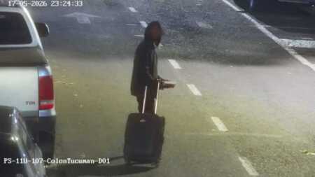 Simulaba ir de viaje con una valija, pero llevaba celulares robados que intentaba vender: lo detectó el 911 y terminó detenido El sospechoso fue detectado por cámaras mientras ofrecía celulares en plena vía pública.