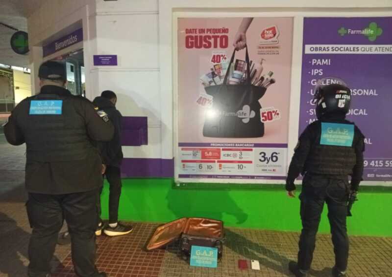 Simulaba ir de viaje con una valija, pero llevaba celulares robados que intentaba vender: lo detectó el 911 y terminó detenido 3 La valija era utilizada para disimular el traslado de los dispositivos robados.