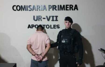 El acusado fue detenido tras un allanamiento en el barrio Szczesny, aunque no se halló el arma denunciada.