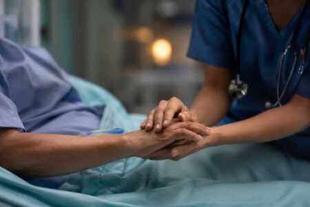 Enfermería: el pilar silencioso que sostiene la salud en cada rincón del mundo.