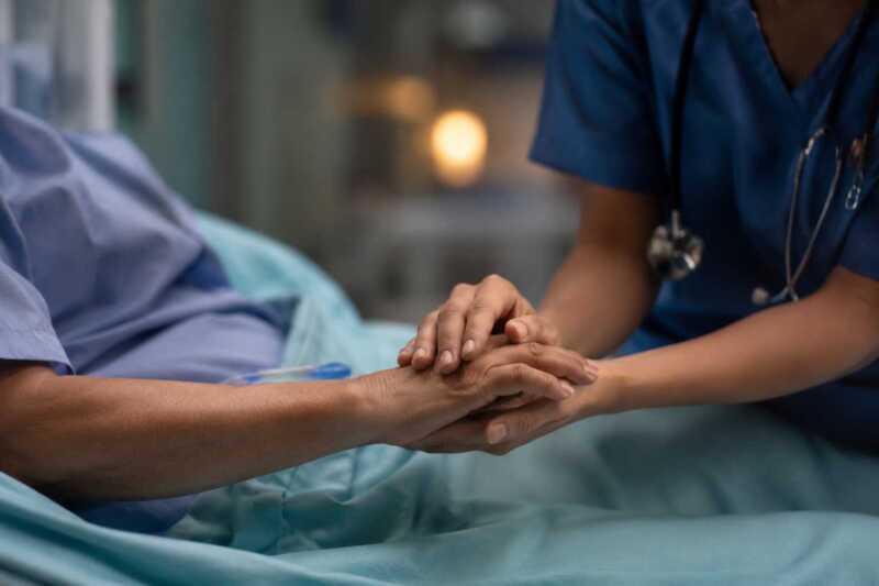 Enfermería: el pilar silencioso que sostiene la salud en cada rincón del mundo.