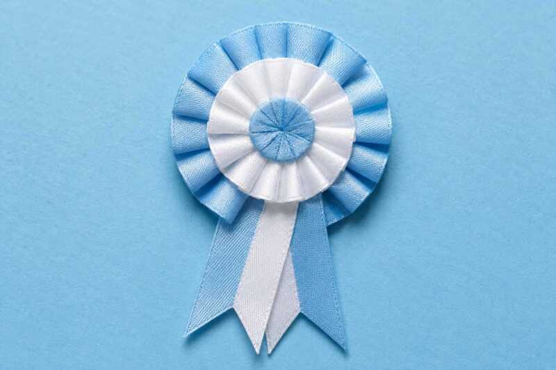 Día de la Escarapela: el distintivo que ayudó a construir la Nación 1 Cada 18 de mayo, la escarapela vuelve a ocupar un lugar central en escuelas y actos oficiales como emblema de identidad nacional.