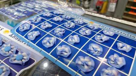 La venta de símbolos patrios comienza a moverse en la previa de una de las fechas más significativas del calendario argentino.