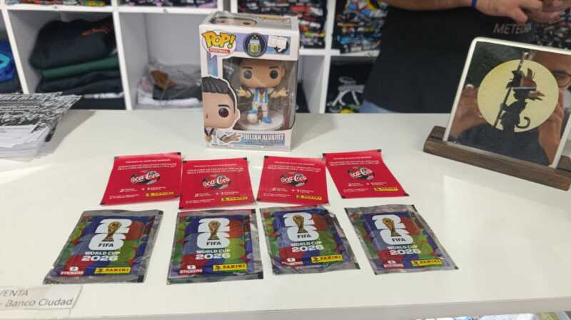 El álbum del Mundial ya se vende en Posadas y causa furor en los fanáticos de la Selección Argentina 2 figuritas posadas mundial 1 - 1