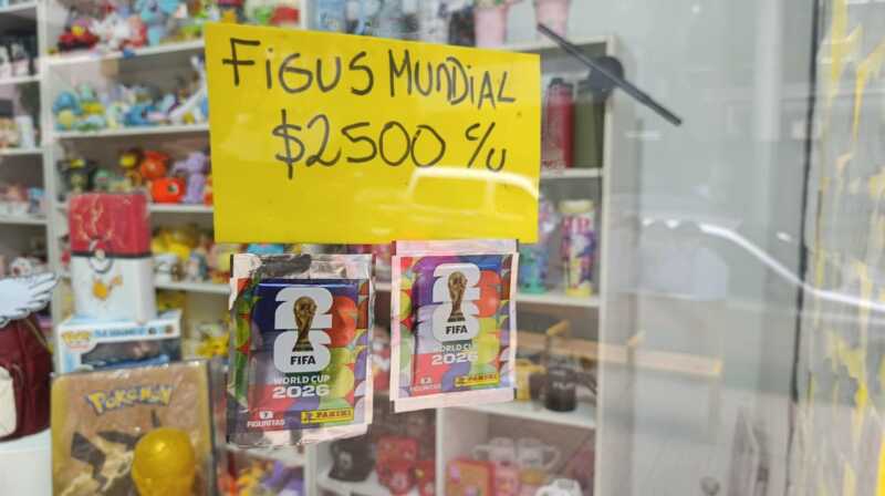 El álbum del Mundial ya se vende en Posadas y causa furor en los fanáticos de la Selección Argentina 4 figuritas posadas mundial 2 - 3