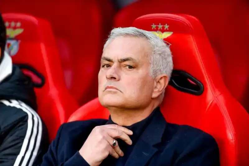 Mourinho tendría todo acordado para regresar al Real Madrid 4 José Mourinho tendría todo acordado para regresar al Real Madrid con un contrato por dos temporadas. El portugués volvería al club tras más de diez años.