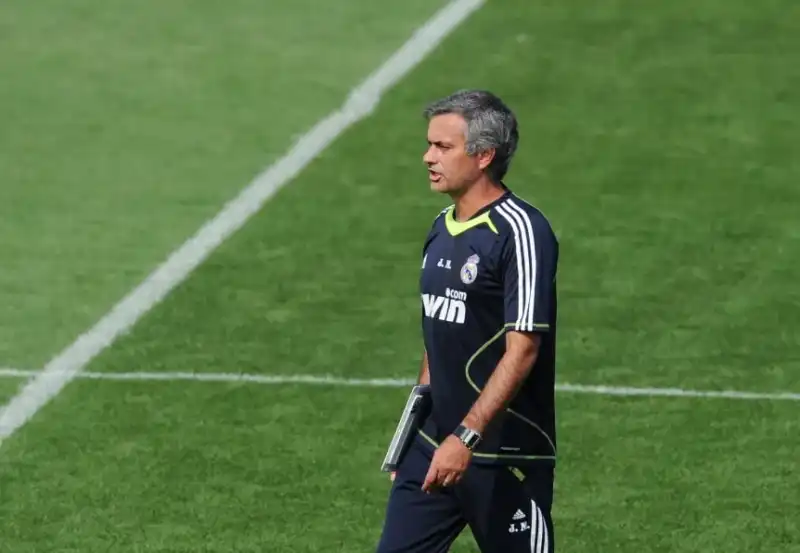 Mourinho tendría todo acordado para regresar al Real Madrid 6 José Mourinho tendría todo acordado para regresar al Real Madrid con un contrato por dos temporadas. El portugués volvería al club tras más de diez años.