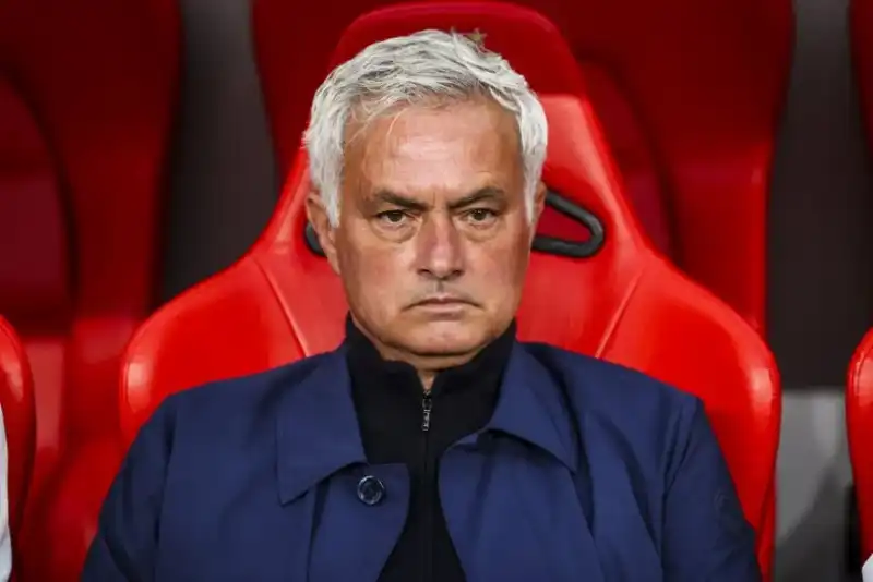 Mourinho tendría todo acordado para regresar al Real Madrid 3 José Mourinho tendría todo acordado para regresar al Real Madrid con un contrato por dos temporadas. El portugués volvería al club tras más de diez años.
