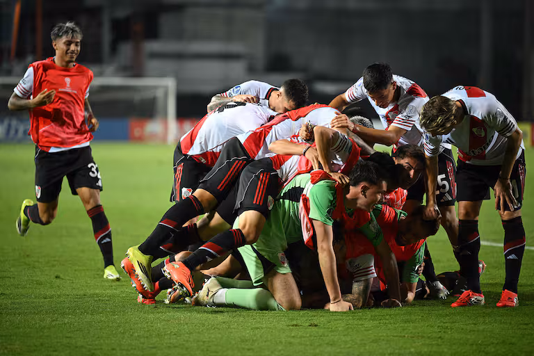 River ganó un partidazo en Venezuela y quedó a un paso de la clasificación 3 River derrotó 2-1 a Carabobo en Venezuela con un gol agónico de Maximiliano Salas y quedó a un paso de la clasificación en la Copa Sudamericana 2026. Hubo expulsados, polémicas y un final épico.
