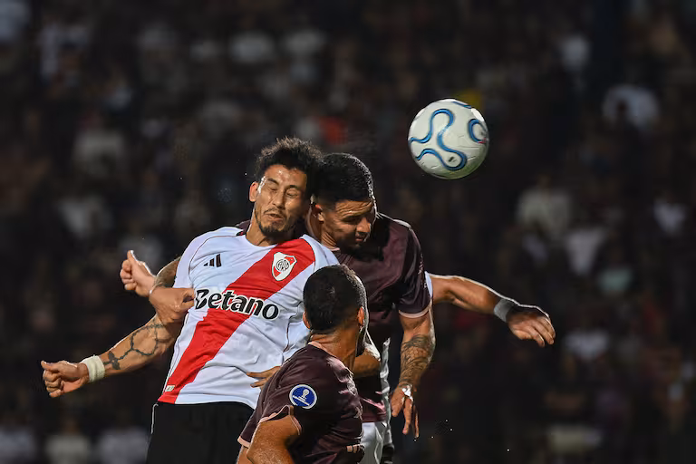 River ganó un partidazo en Venezuela y quedó a un paso de la clasificación 4 River derrotó 2-1 a Carabobo en Venezuela con un gol agónico de Maximiliano Salas y quedó a un paso de la clasificación en la Copa Sudamericana 2026. Hubo expulsados, polémicas y un final épico.