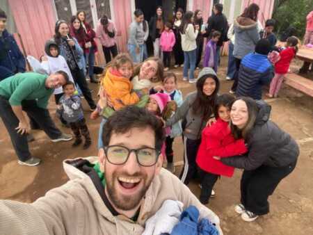 Realizan una colecta solidaria de ropa de invierno para niños de El Porvenir II, ante la llegada del frío intenso merendero el porvenir 4 - 3